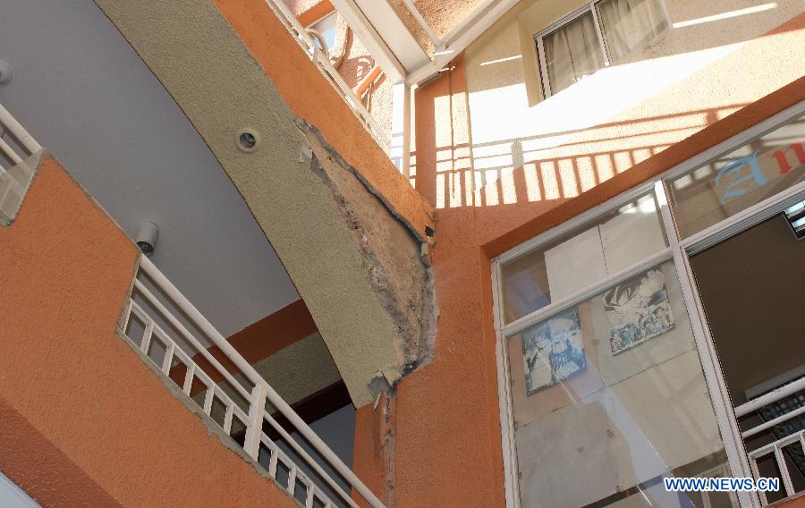A building suffers structural damage after an earthquake at Copiapo City, Atacama, Chile, on Jan. 30, 2013. A 6.7-magnitude earthquake hit Chile at 4:15 a.m. Thursday (Beijing Time), according to the China Earthquake Networks Center. The epicenter was monitored at 28.1 degrees south latitude and 70.8 degrees west longitude with a depth of 30 km. (Xinhua/Claudio Lopez/AGENCIAUNO) 