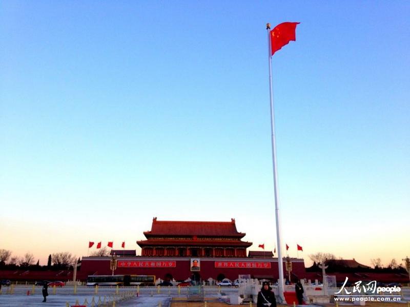 Blue sky reappears over the Tian'anmen Square in Beijing, Feb. 1, 2013. Beijingers experienced 25 foggy days last month. (People’s Daily Online/Weng Qiyu) 