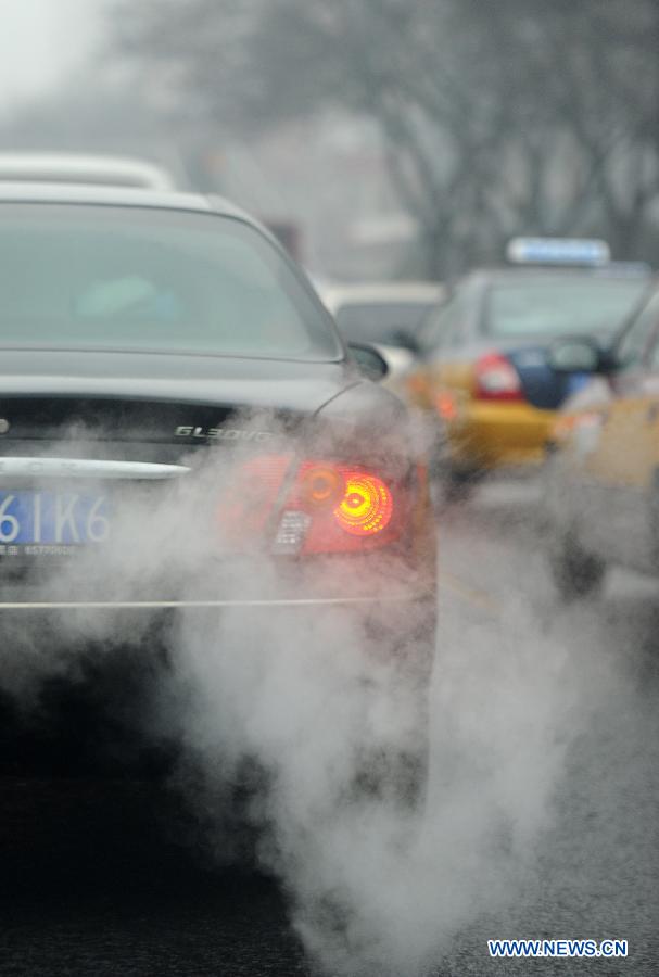 Motorcars run on the third ring road in Beijing, capital of China, Jan. 31, 2013. Beijing will implement a harsher Beijing V emission standard for motor vehicles as of Feb. 1 in an effort to curb the city's air pollution. The new emssion standard could be as strict as the Euro V emission standard used in Europe. (Xinhua/Luo Xiaoguang)