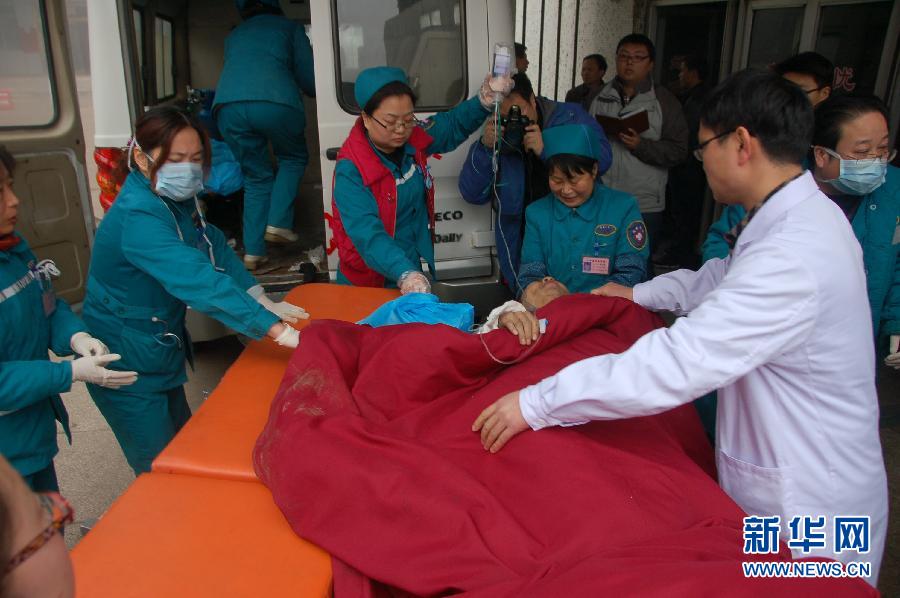A photo taken on Feb. 1 shows the injured receiving treatment. At least four people died and eight others were injured after an expressway bridge partially collapsed due to a truck explosion Friday morning in Sanmenxia, central China's Henan province. (Xinhua/Xiao Meng)