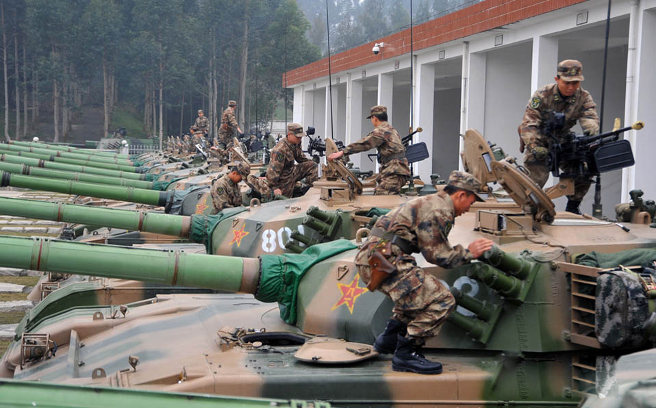 Soldiers of Nanjing MAC panzer regiment take part in emergency military drill 
