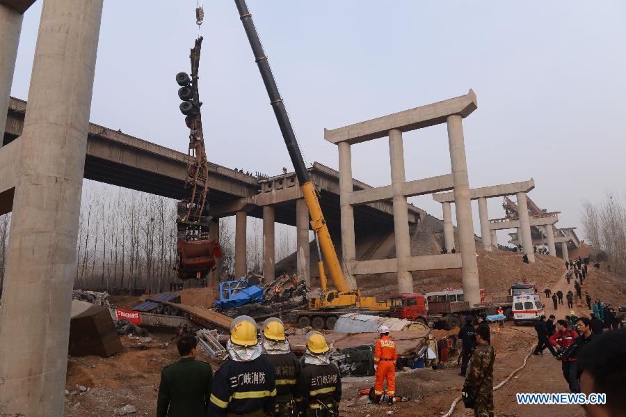 Rescuers work at the accident locale where an 80 meter-long section of an expressway bridge collapsed due to a truck explosion in Mianchi County of Sanmenxia City in central China's Henan Province, Feb. 1, 2013.(Xinhua/Zhao Peng)