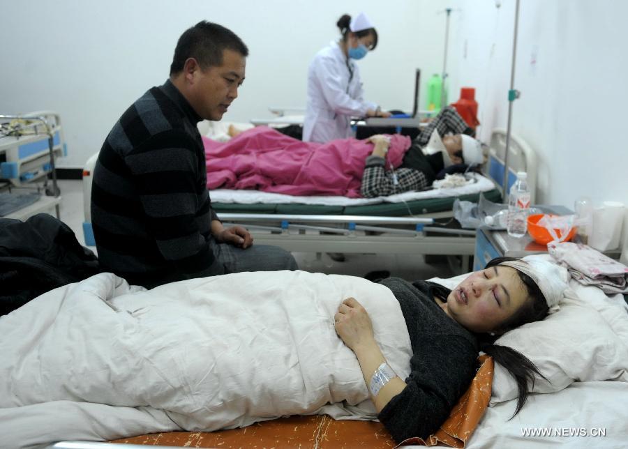 Injured passengers receive medical treatment in a hospital in Ningxian County of Qingyang City in northwest China's Gansu Province, Feb. 2, 2013. An overloaded bus caught fire after falling into a ravine here on Friday. Eighteen people have been confirmed dead and 34 others injured in the accident after more bodies were recovered from the wreckage, government sources said Saturday. (Xinhua/Nie Jianjiang)