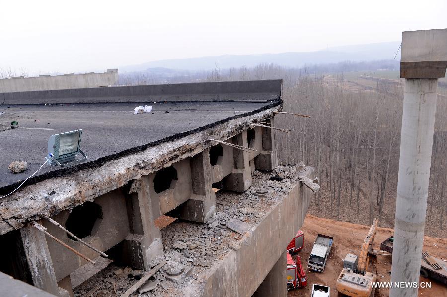 Photo taken on Feb. 2, 2013 shows the bridge collapse accident site in Mianchi County, central China's Henan Province. (Xinhua/Zhao Peng)