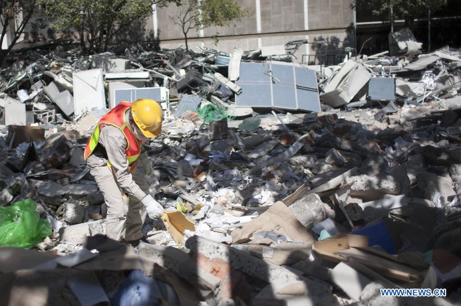 An expert works on the debris at the site of an explosion at the headquarters of Mexico's oil giant PEMEX, in Mexico City, capital of Mexico, on Feb. 2, 2013. Mexican and American experts carried out the research on reasons of the powerful explosion at the building E-B2 of the headquarters of Mexican oil giant Pemex, which caused the death of 33 people, injuring 121 others. (Xinhua/Shi Sisi) 