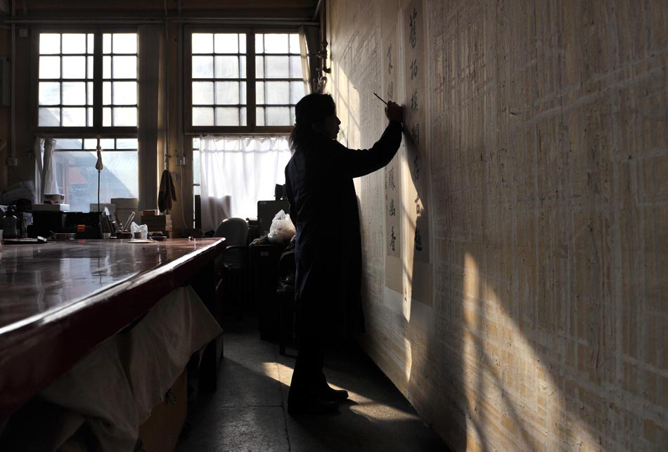 A technician repairs the ancient paintings in National Palace Museum on Jan. 25, 2013. (Xinhua/Li Wen)