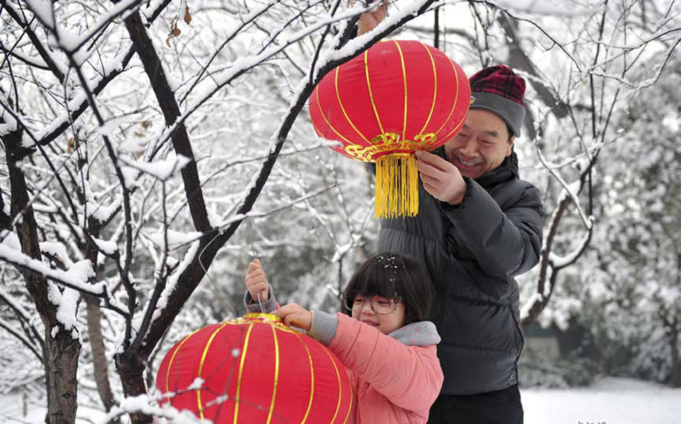 30,000 lanterns decorate Daming Lake, E China's Shandong