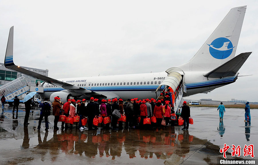 Outstanding migrant workers fly home as a gift from Changle airport, Fuzhou on Feb 3, 2013. (CNS/Liu Kegeng)