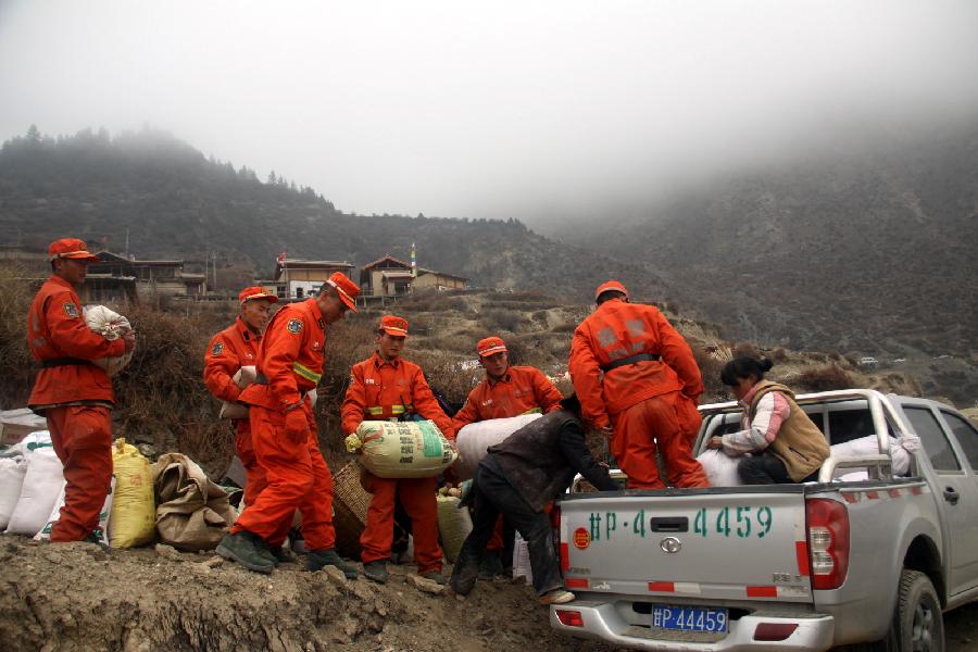 Soldiers help villagers transport life materials from the scene of a fire in Heiduo Village of Diebu County in northwest China's Gansu Province, Feb. 7, 2013. The fire broke out in Heiduo Village around 8 p.m. and was put out Thursday morning, leaving destruction of 92 homes and no casualties. (Xinhua/Liu Wenchao)