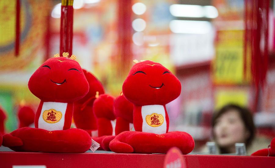 Photo taken on Feb. 7, 2013 shows two stake-shaped toys displayed at a supermarket in Huaibei City, east China's Anhui Province. The coming lunar new year, which falls on Feb. 10, 2013, marks the Year of Snake on the Chinese Zodiac.(Xinhua/Wang Wen)
