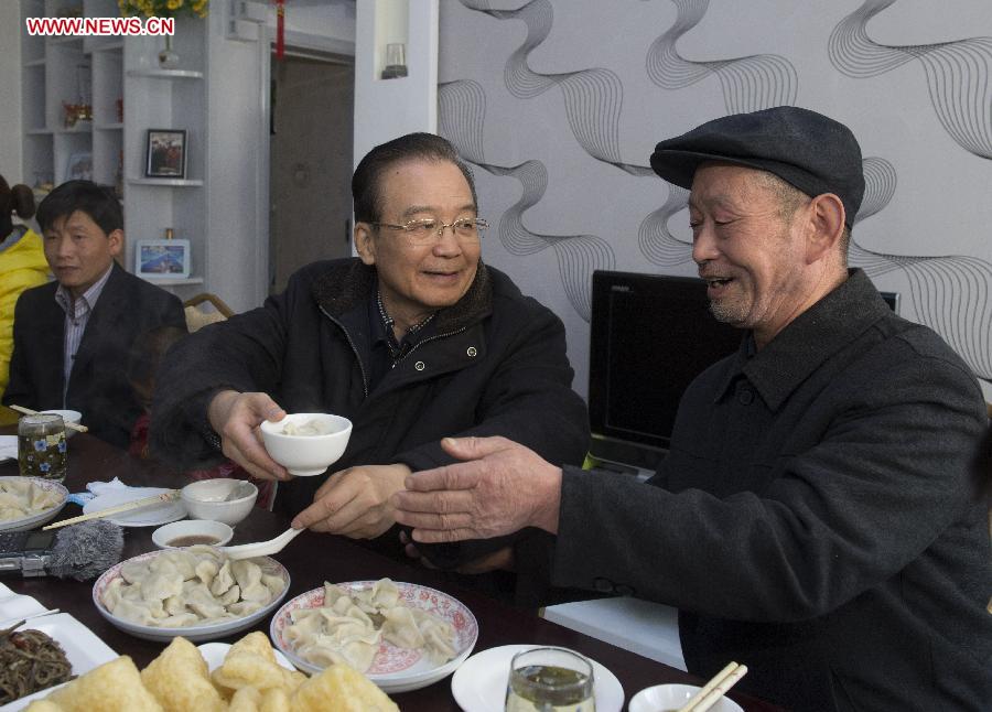 Chinese Premier Wen Jiabao (2nd R) has dumplings with local residents in Zhouqu County, northwest China's Gansu Province, Feb. 9, 2013. Premier Wen made an inspection tour in Gansu and Shaanxi Province, also in northwest China, on Feb. 8-9. (Xinhua/Li Xueren) 