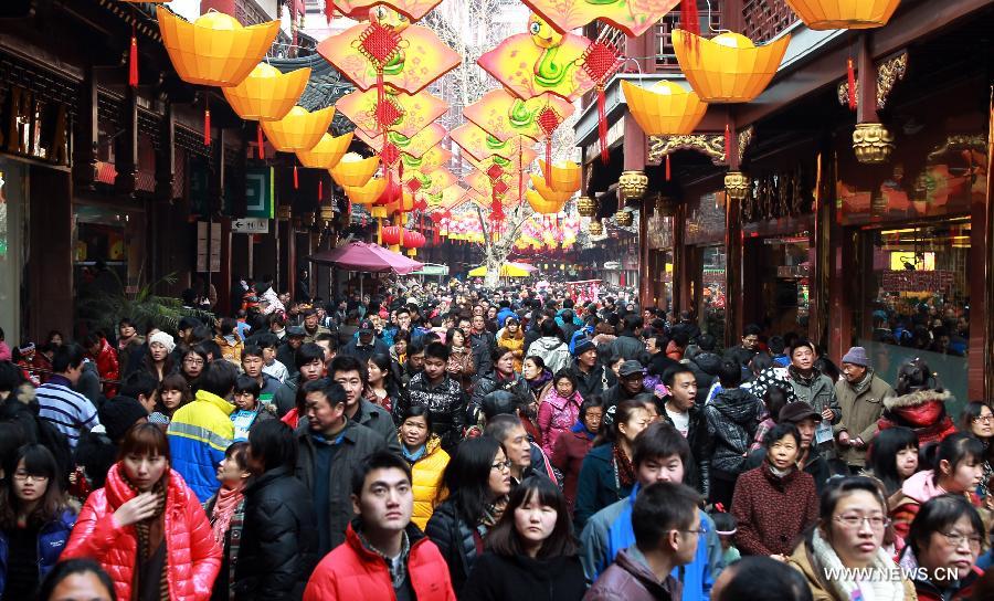 Shanghai sees tourist peak on 1st day of Spring Festival 
