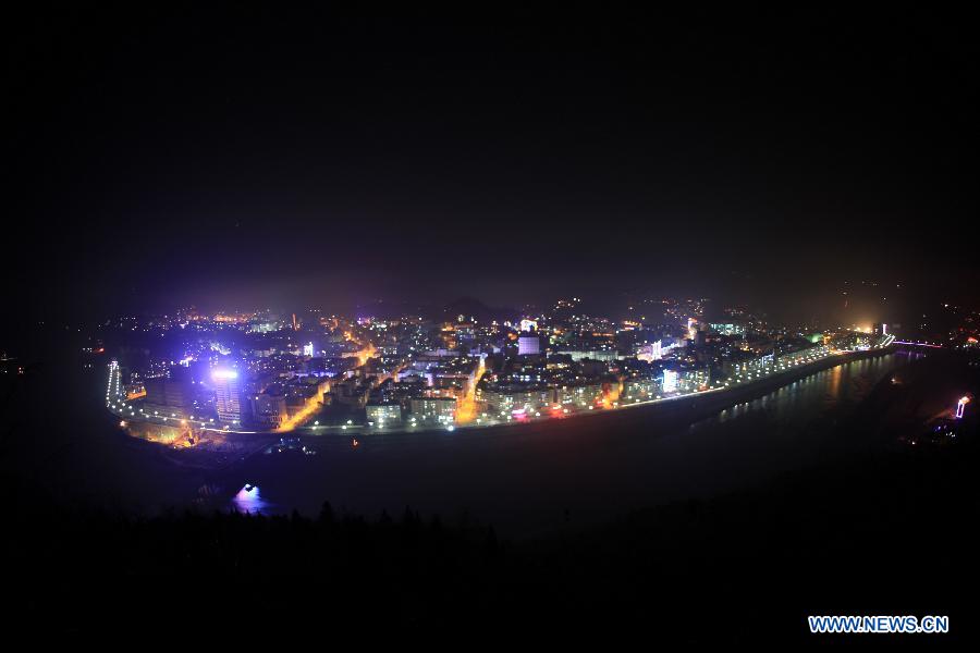 Photo taken on 22:51 on Feb. 9, 2013 shows the general view of the downtown area of Zhushan County, central China's Hubei Province, just before residents around the area began setting off fireworks to celebrate the arrival of Chinese Lunar New Year. (Xinhua/Zhang Lei)