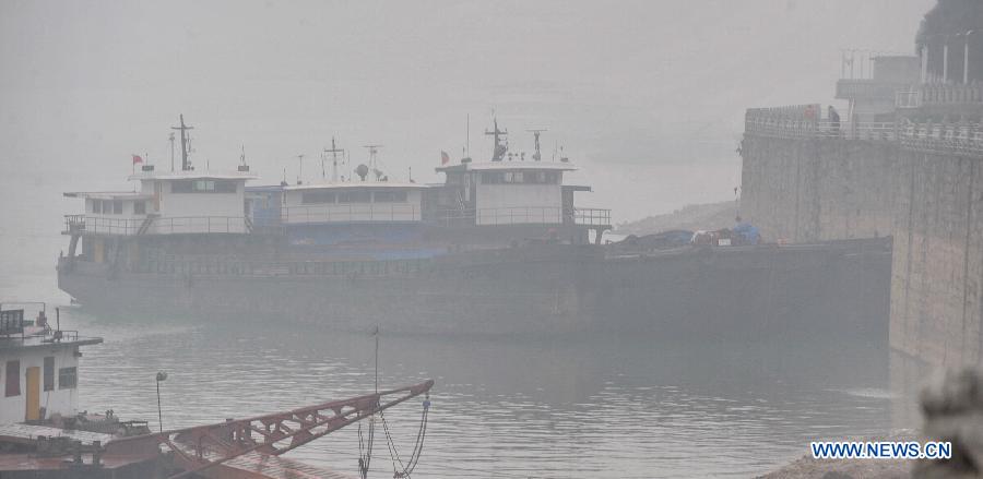 A vessel on the Xiangjiang River is shrouded with fog in Changsha, capital of central China's Hunan Province, Feb. 11, 2013. Changsha witnessed a heavy fog on Monday. (Xinhua/Long Hongtao) 