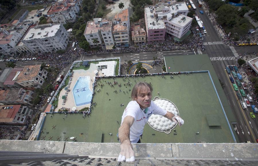 Alain Robert of France, who is known as "Spiderman", climbs up the Habana Libre hotel in Havana February 4, 2013. (Xinhua/AP Photo)