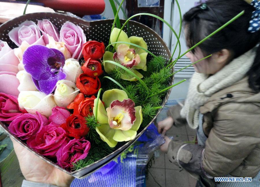 A flower shop staff prepares roses for the sales peak during the upcoming Valentine's Day in Suzhou City, east China's Jiangsu Province, Feb. 11, 2013. (Xinhua/Wang Jiankang) 