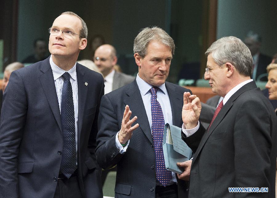 (L-R) Irish Agriculture, Food and Marine Minister Simon Coveney, Britain's Environment Secretary Owen Paterson and European Union Health and Consumer Policy Commissioner Tonio Borg chat before a meeting at EU headquarters in Brussels, capital of Belgium, Feb. 13, 2013, to discuss responses to the discovery of horsemeat in beef products in several EU countries. (Xinhua/Thierry Monasse) 