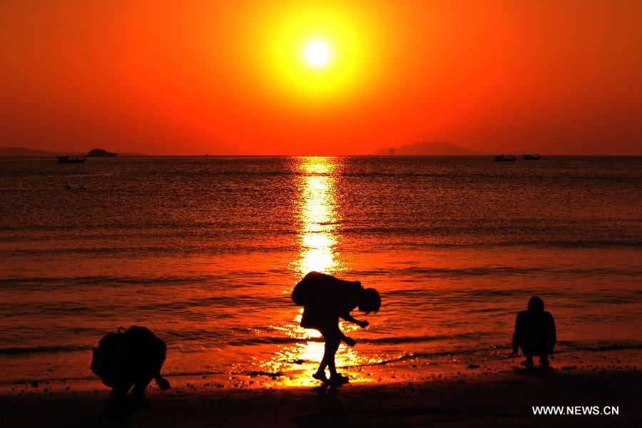 Photo taken on Feb. 13, 2013 shows the sunset scene on the sea near Sanya City in south China's Hainan Province. (Xinhua/Hou Jiansen)