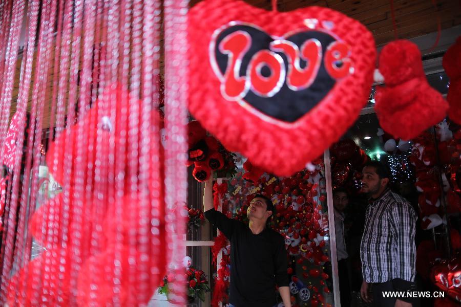 A Palestinian vendor decorates his shop on Valentine's Day in Gaza City on Feb. 14, 2013. [Xinhua/Wissam Nassar]
