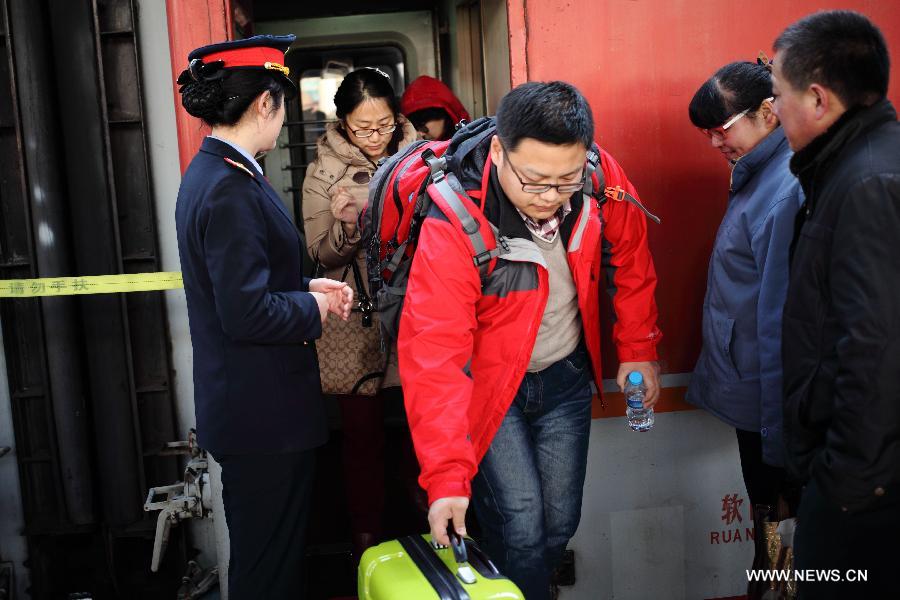 Passengers get off a train at Beijing Railway Station in Beijing, capital of China, Feb. 15, 2013. China's railways will be tested Friday, when passenger flows peak at the end of the Spring Festival holiday. Some 7.41 million trips will be made on the country's railways with travelers returning to work as the week-long Lunar New Year celebration draws to a close, the Ministry of Railways said. (Xinhua/Bai Xueqi) 
