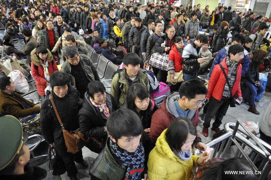 Passengers wait for entering Guiyang Railway Station in Guiyang, capital of southwest China's Guizhou Province, Feb. 15, 2013. China's railways will be tested Friday, when passenger flows peak at the end of the Spring Festival holiday. Some 7.41 million trips will be made on the country's railways with travelers returning to work as the week-long Lunar New Year celebration draws to a close, the Ministry of Railways said. (Xinhua/Ou Dongqu)  