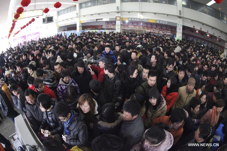 Passengers wait at a coach terminal of Ganyu County, east China's Jiangsu Province, Feb. 15, 2013. China's traffic on Friday saw passenger flows peak at the end of the Spring Festival holiday, for travelers returning to work as the week-long Lunar New Year celebration draws to a close. (Xinhua/Si Wei)  