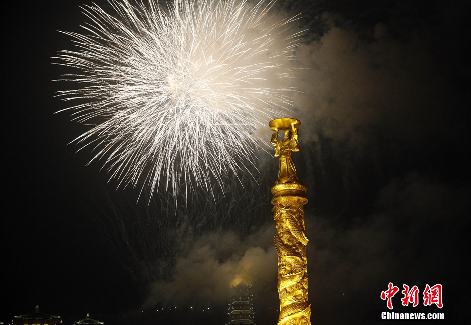 Fireworks light up the evening sky of Chongqing, Feb. 9, 2013. Despite of the suffering experience of dense fog, for many Chinese people, festival mood is a priority ahead of clean air during the Spring Festival. (Photo/Chinanews.com)
