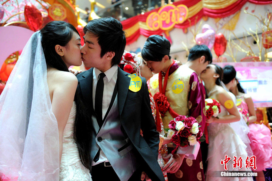 Several couples kiss each other in an activity held in a shopping mall to celebrate the Valentine’s Day, Hong Kong, Feb. 14, 2013. (Chinanews.com/Tan Daming)