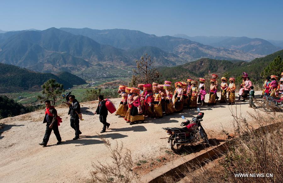 A Lisu wedding procession made up of members from the bride's side heads for the groom's home in Xinyu Village of Dechang County, southwest China's Sichuan Province, Feb. 15, 2013. Dechang's Lisu people live in family- or clan-based villages most of which locates on river valley slopes of around 1,500 to 3,000 meters above the sea level. They still practice a wedding tradition that has uncommon conventions including bridal face-shaving, outdoor wedding banquet and overnight group dance. (Xinhua/Jiang Hongjing) 