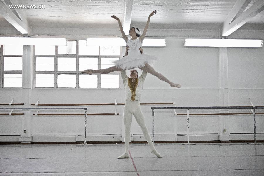 The dancers of the National Dance Company, Lorena Kesseler (Up) and Jesse Inglis (Down), participate in a rehearsal of the work "Swan Lake", of the composer Piotr Ilich Tchaikovsky, in Mexico City, capital of Mexico, on Feb. 15, 2013. The perfomance will be given in the islet of the Chapultepec Lake of Mexico City from March 1 to March 31, 2013. (Xinhua/Rodrigo Oropeza)