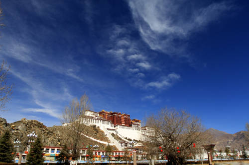 The Potala Palace is under the blue sky and white clouds.[Photo/China Tibet Online]