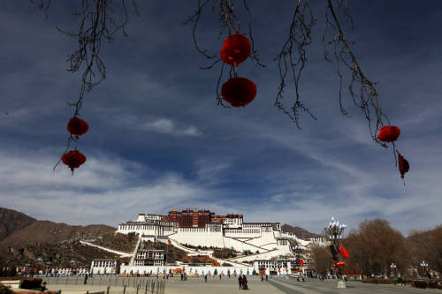 The Potala Palace is mapped in a string of red lanterns to celebrate the Losar or Tibetan New Year, which falls on Feb.11 this year.[Photo/China Tibet Online]