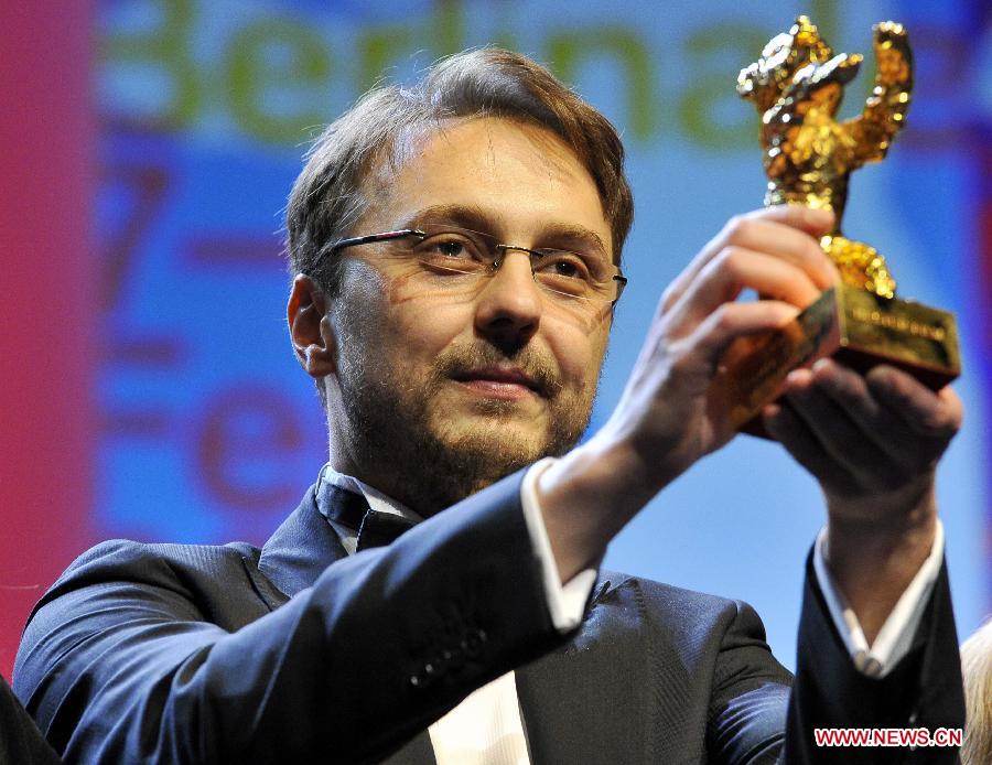 Director Calin Peter Netzer poses after receiving the Golden Bear award for Best Film for his movie "Pozitia Copilului" (Child's Pose) during the awards ceremony at the 63rd Berlinale International Film Festival in Berlin, Feb. 16, 2013. (Xinhua/Ma Ning)