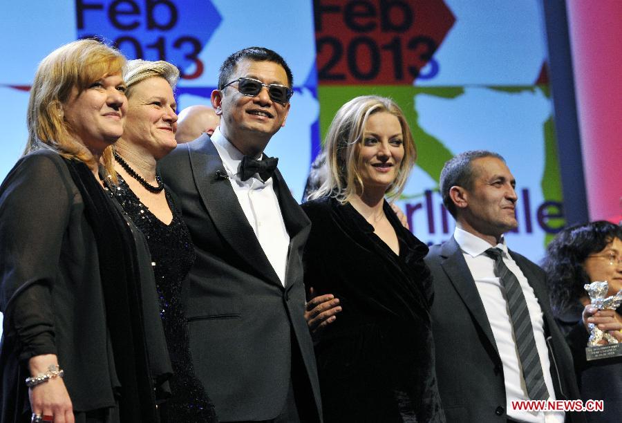 Jury President and Chinese Director Wong Kar Wai (3rd L) poses for a photo with awards winners during the awards ceremony at the 63rd Berlinale International Film Festival in Berlin, Feb. 16, 2013. (Xinhua/Ma Ning)