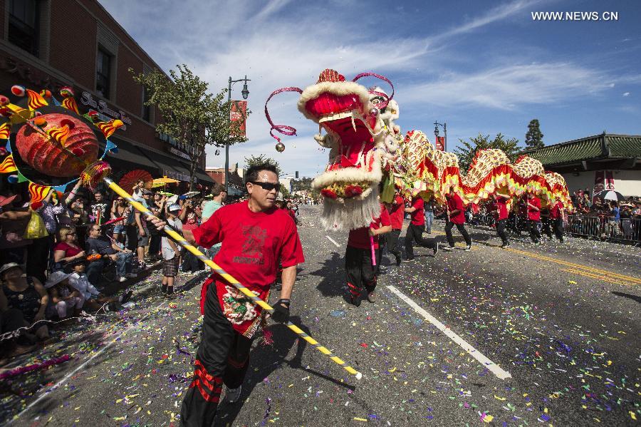 Dragon dancers perform during the 114th annual Chinese New Year "Golden Dragon Parade" in the streets of Chinatown in Los Angeles, the United States, Feb. 16, 2013. (Xinhua/Zhao Hanrong) 