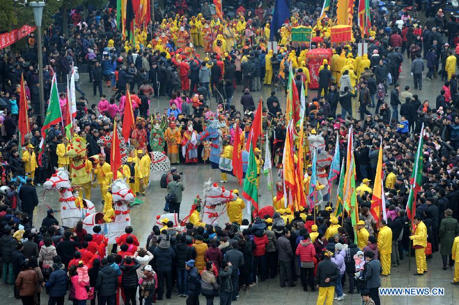 Visitors watch the performances during the 14th Folk Culture Festival in Liyang City, east China's Jiangsu Province, Feb. 17, 2013. (Xinhua/Han Yuqing)