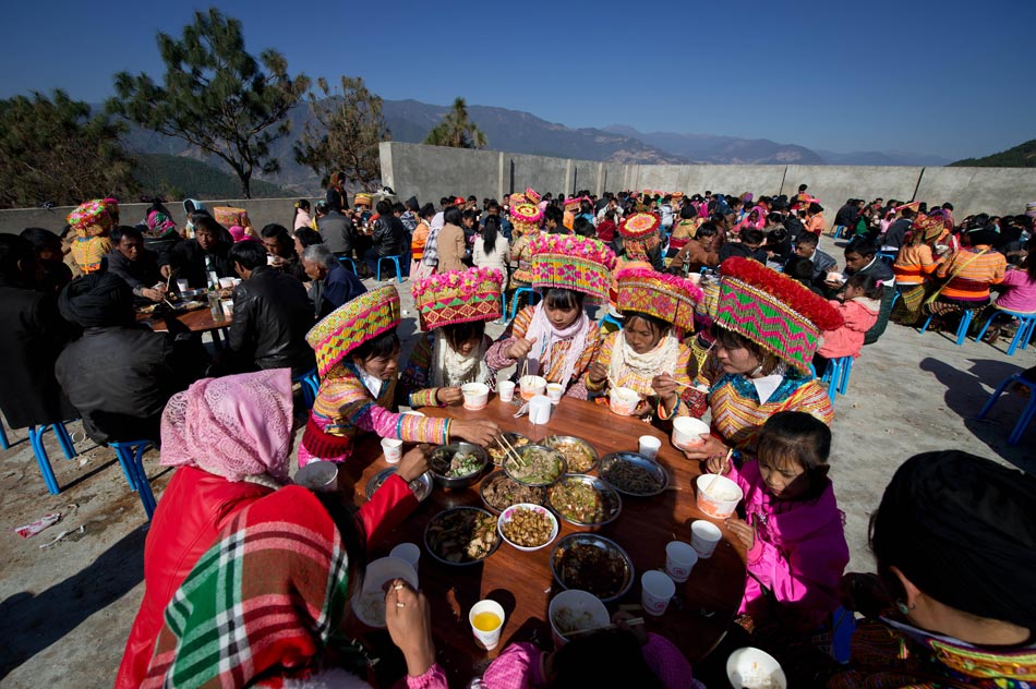 Family members of the bride and hold feast outdoors to entertain guests in Xinyu village on Feb. 15, 2013. (Xinhua/Jiang Hongjing)