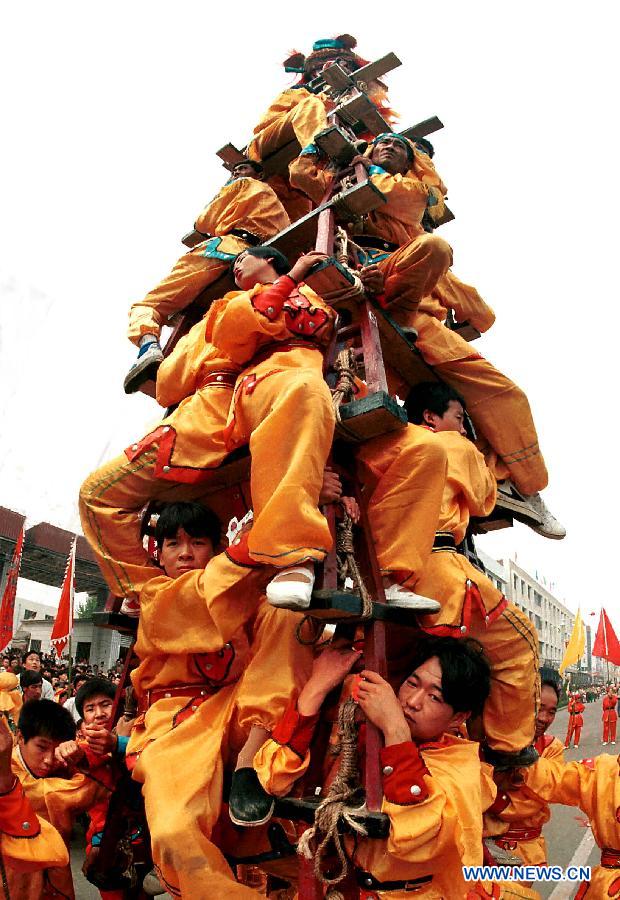 File photo taken on Feb. 24, 2000 shows folk artists staging a Shehuo performance in Xinmi, central China's Henan Province. (Xinhua/Wang Song)