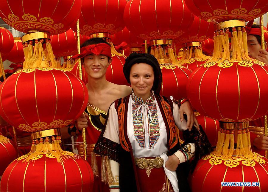 File photo taken on Sept. 27, 2007 shows a Spanish folk artist with a Shehuo performer at a carnival in Luoyang, central China's Henan Province. (Xinhua/Wang Song)