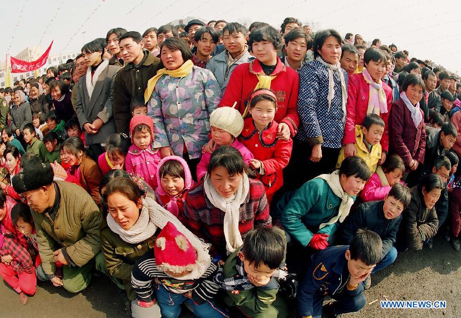 File photo taken on Feb. 24, 2000 shows citizens watching a Shehuo performance in Xinmi, central China's Henan Province.  (Xinhua/Wang Song)