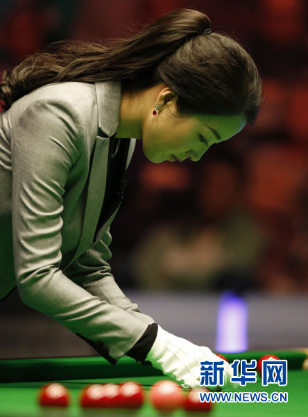 Zhu Ying from China serves as the referee in the final of the Welsh Open on Sunday. (Xinhua Photo/ Wang Lili)