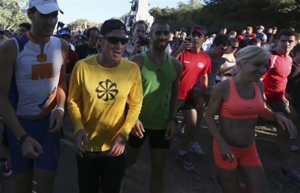 Lance Armstrong (2nd L) runs with with a crowd of people after sending a tweet to Montrealers to meet him for a run at Mount Royal park in Montreal August 29, 2012.(Photo source: reuters.com)