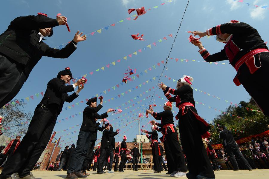 Villagers of the Yao ethnic group cast earthbags to each other to celebrate the Chinese New Year in Wei'e Yao Ethnic Group Village in Leli Township of Tianlin County, south China's Guangxi Zhuang Autonomous Region, Feb. 17, 2013. People here follow a tradition to cast earthbags to celebrate the Chinese New Year. (Xinhua/Wei Wanzhong) 