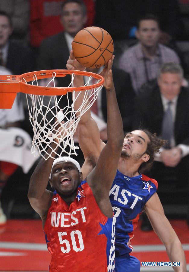 Zach Randolph (L) of the Memphis Grizzlies and the Western Conference vies with Joakim Noah of the Chicago Bulls and the Eastern Conference during the 2013 NBA All-Star game at the Toyota Center in Houston, the United States, Feb. 17, 2013. (Xinhua/Zhang Jun) 