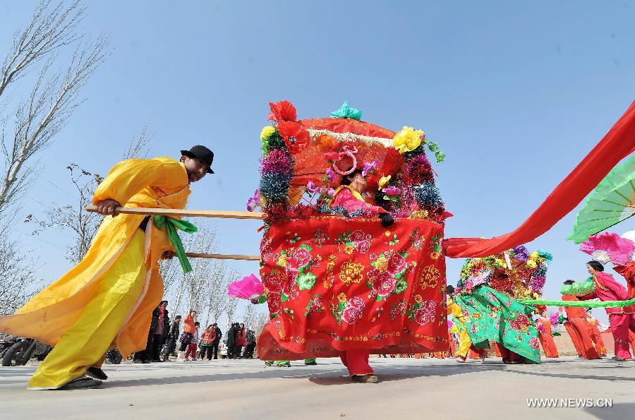 Villagers attend a Shehuo performance at Baiqiao Village in Zhongning County, northwest China's Ningxia Hui Autonomous Region, Feb. 19, 2013. (Xinhua/Peng Zhaozhi) 