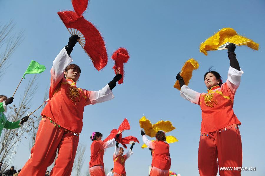 Villagers attend a Shehuo performance at Baiqiao Village in Zhongning County, northwest China's Ningxia Hui Autonomous Region, Feb. 19, 2013. (Xinhua/Peng Zhaozhi) 