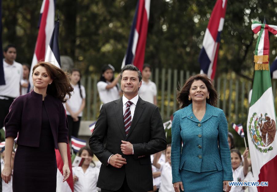 Costa Rica's President Laura Chinchilla (R) and Mexico's President Enrique Pena Nieto (C) with his wife Angelica Rivera (L) attend a welcoming ceremony at the Art museum in San Jose, capital of Costa Rica, on Feb. 19, 2013. Nieto is on an official visit of two days in Costa Rica. (Xinhua/Kent Gilbert) 