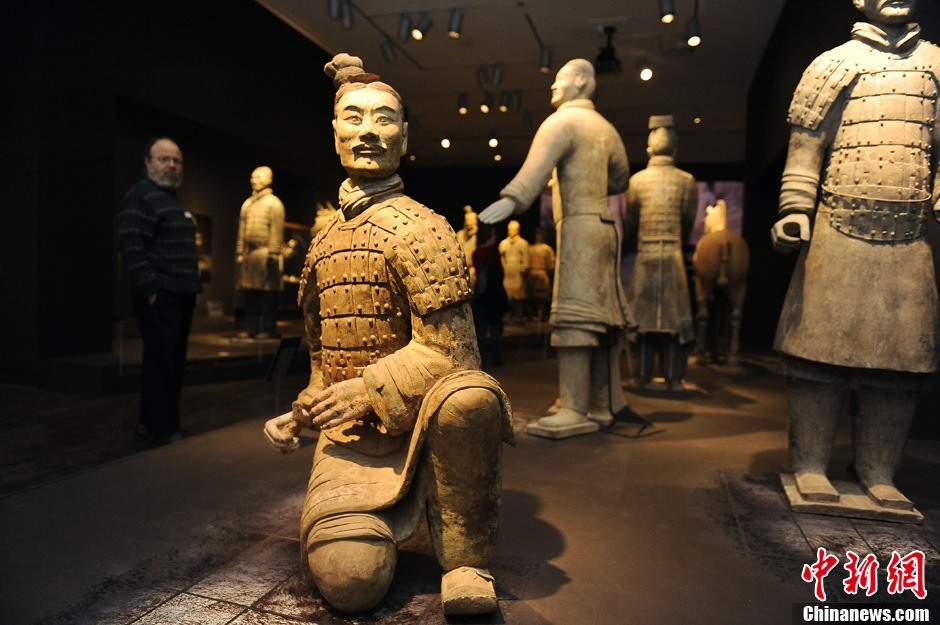 Visitors watch Terra Cotta Warriors on the theme exhibition of Chinese Qin Dynasty held in San Francisco Asian Art Museum in the U.S. on Wednesday. The colored Kneeling figure with green face is one of the most unique excavation of Chinese Qin Dynasty relics. It is the first time for Chinese cultural relics on the theme of Qin Dynasty to be displayed in the United States.（Photo Source: Chinanews.com/ Chen Gang）