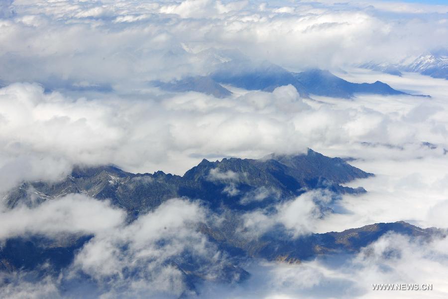 Photo taken on Feb. 21, 2013 from airplane shows aerial view of the west China's Qinghai-Tibet Plateau. (Xinhua/Lian Zhenxiang)  