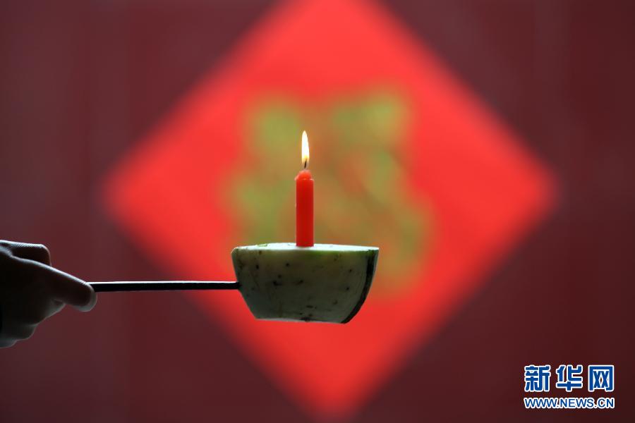 Photo taken on Feb. 20, 2013 shows a DIY radish lantern in Tangyin county, Henan province. (Xinhua/Zhao Dongshan)